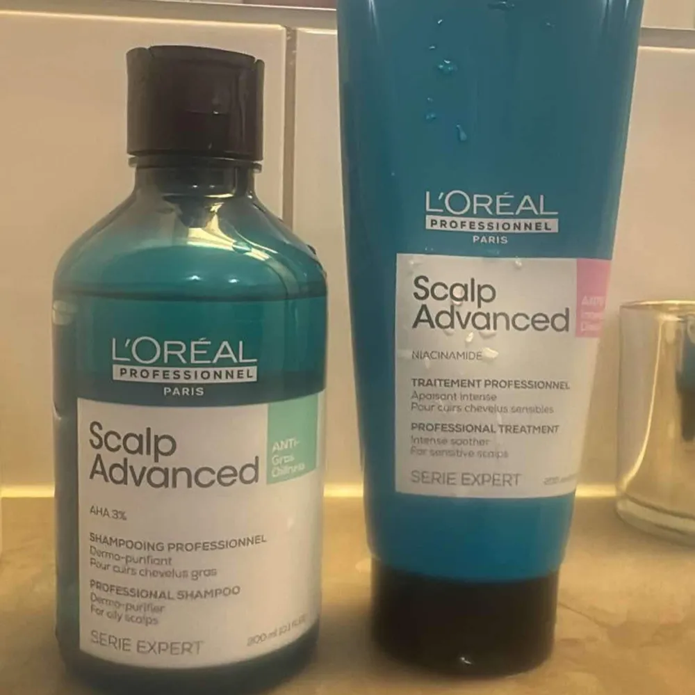 Säljer ett set med L'Oréal Professionnel Scalp Advanced Shampoo och Treatment. Shampoot är speciellt framtaget för fet hårbotten med AHA 3% för att rengöra och fräscha upp. Behandlingen innehåller niacinamid för att lugna känslig hårbotten. Perfekt för dig som vill ha en professionell hårvård hemma!. Skönhet.