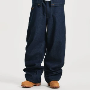 Mörkblå jeans med stjärndetaljer - Säljer ett par helt nya mörkblå jeans med coola stjärndetaljer och broderi. De har en loose passform och är perfekta för en avslappnad stil. Jeansen har fickor både fram och bak, och är i mycket bra skick. Perfekta för höst och vår!