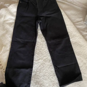Jeans - Svarta jeans, snygg modell och passform. Jag säljer dem då de är aningen för korta för mig (jag är 174 cm), därför knappt använda.