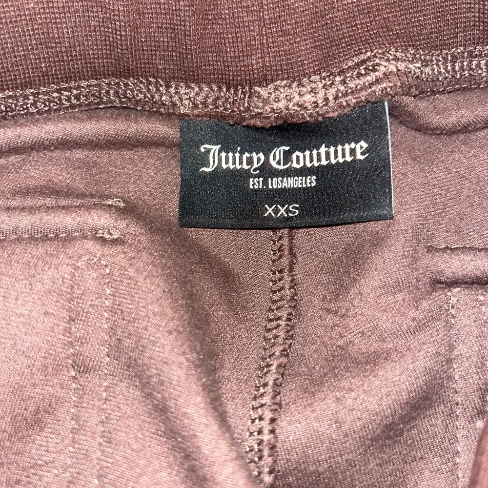 Jätte fina Juicy Couture byxor! Säljer då de är för små för mig! Köpta på Nelly för 1200 kr nypris. Inga defekter och är som nya! Priset kan diskuteras.. Jeans & Byxor.