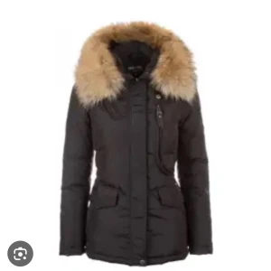 Hollies jacka - Hollies livigno jacka i strl 36 (S) jätte varm och bra kvalité, köpt för cirka 2 år sedan men knappt använd. Lite riven insida. Kom privat för mer bilder.(I äkta päls) frakt gäller (orgn pris 3,500)