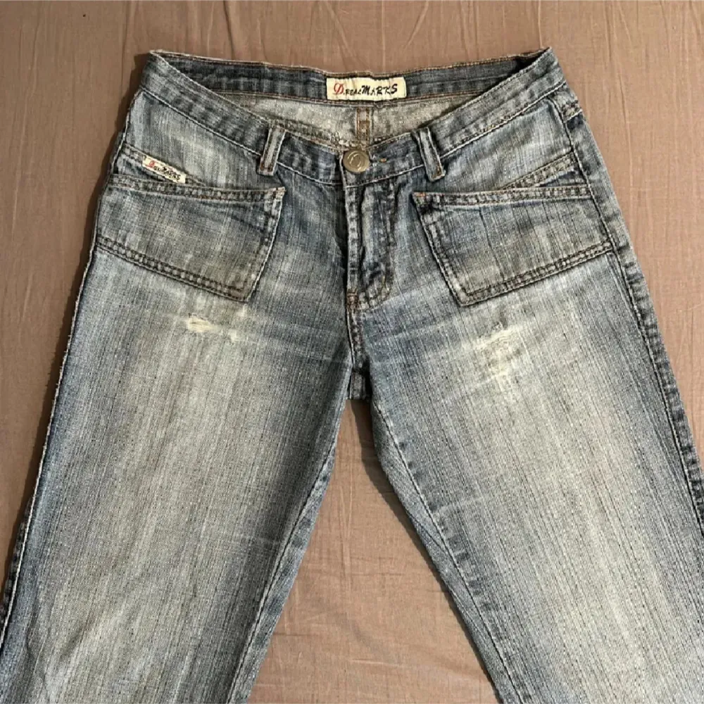 Säljer dessa jätte snygga lågmidjade jeans då dem inte kommer till användning. De har en tvättad look med slitningar på framsidan och två knappar på bakfickan. Jag har sprättat upp sömmen längst ner. (Bilder är från annonsen jag köpte från)💗💗. Jeans & Byxor.