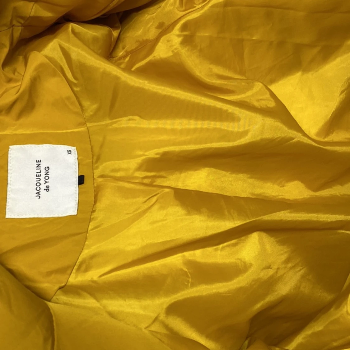 Gul pufferjacka med huva - 93