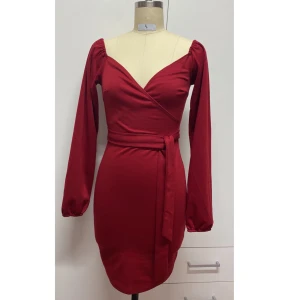 Röd omlottklänning med knytband - Snygg röd omlottklänning i ett mjukt och stretchigt material. Den har långa ärmar och ett knytband i midjan för en smickrande passform. Perfekt för festliga tillfällen eller en utekväll. Klänningen är i mycket bra skick och redo att bäras med stil!