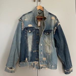 Jeansjacka - Jättecool ”sliten” jeansjacka helt ny med prislapp från Sellpy OrginalMärket är Zara Woman