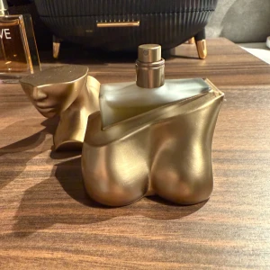 billie eilish parfym 50 ml - billie eilish parfym edp 50 ml.  Använd några få gånger, på bilden syns hur mycket som är kvar