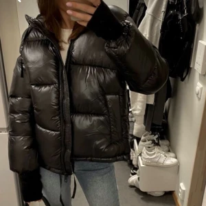 Vinterjacka  - Säljer denna fina jackan från hm! Den är i mycket fint skick, hör av er vid intresse eller frågor🫶🏼(första bilden är lånad)   Väldigt stort intresse så har höjt pris men lägg gärna prisförslag🤍