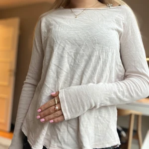 Ljusrosa långärmad tröja från American Vintage - Säljer en super bekväm ljusrosa långärmad tröja från American Vintage. Tröjan är i mycket bra skick och passar perfekt till både jeans och kjol. Köpte av en annan tjej hör på blick så säljer därför lite billigare! Jag använder den ej och det är modellen som ser lite vintage ut ( så det alltså inte jag som ”klippt” i den)!🩷  🤍