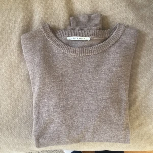 Säljer en jättesnygg merinoulls tröja ifrån A DAY’S MARCH - Säljer en jättefin tröja åt min bror,bra skick och material(merinoull)👌🏻sparsamt använd, inga håll eller nått, skön och jättebra passform👍🏻skriv om ni har frågor,priset kan diskuteras😊lämna gärna omdöme om köpt👌🏻den är perfekt till hösten och vintern😊