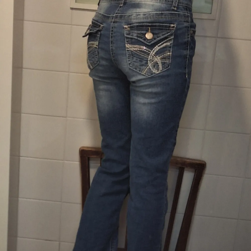 2000s Lowwaist bootcut jeans med jätte gulliga bakfickor (Pris kan diskuteras såklart). Jeans & Byxor.