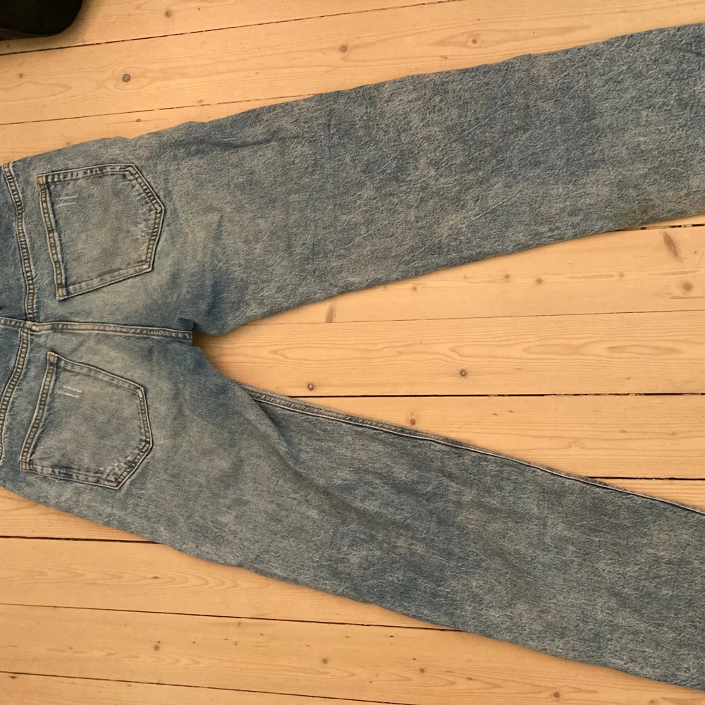 Ljusblå Lindex jeans i storlek 170. Finns en fläck på nedre delen av ena byxbenet. (Se bild) Det borde inte vara så svårt att ta bort och det märks knappt av. Skriv om ni har några funderingar!. Jeans & Byxor.