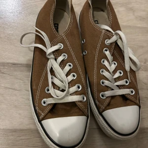 Converse  - Säljer ett par begagnade skor i gott skick, perfekta för både vardag och fritid, till ett bra pris!