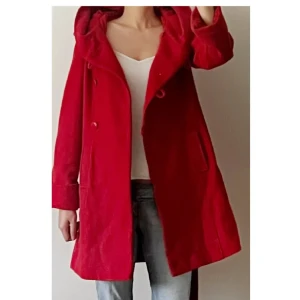 Kappa med huva - Använd ett fåtal gånger så i bra skick. Storlek 36 (passar även 38). Använd gärna KÖP NU om du vill köpa.