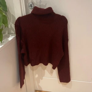 Burgundy polotröja  - Säljer denna snygga stickade polotröjan i jättefin burgundy färg. Den är från H&M och är sparsamt använd. 