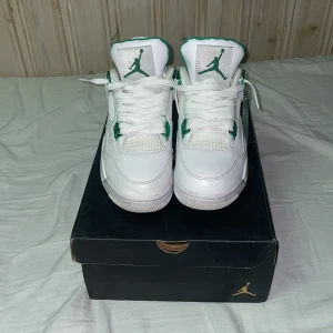 Jordan 4 green metallic - Säljer mina jordan 4s i väldigt bra skick då de inte kommer till användning och jag har växt ur dem! Kontakta mig om du har intresse för produkten eller/och eventuella frågor!