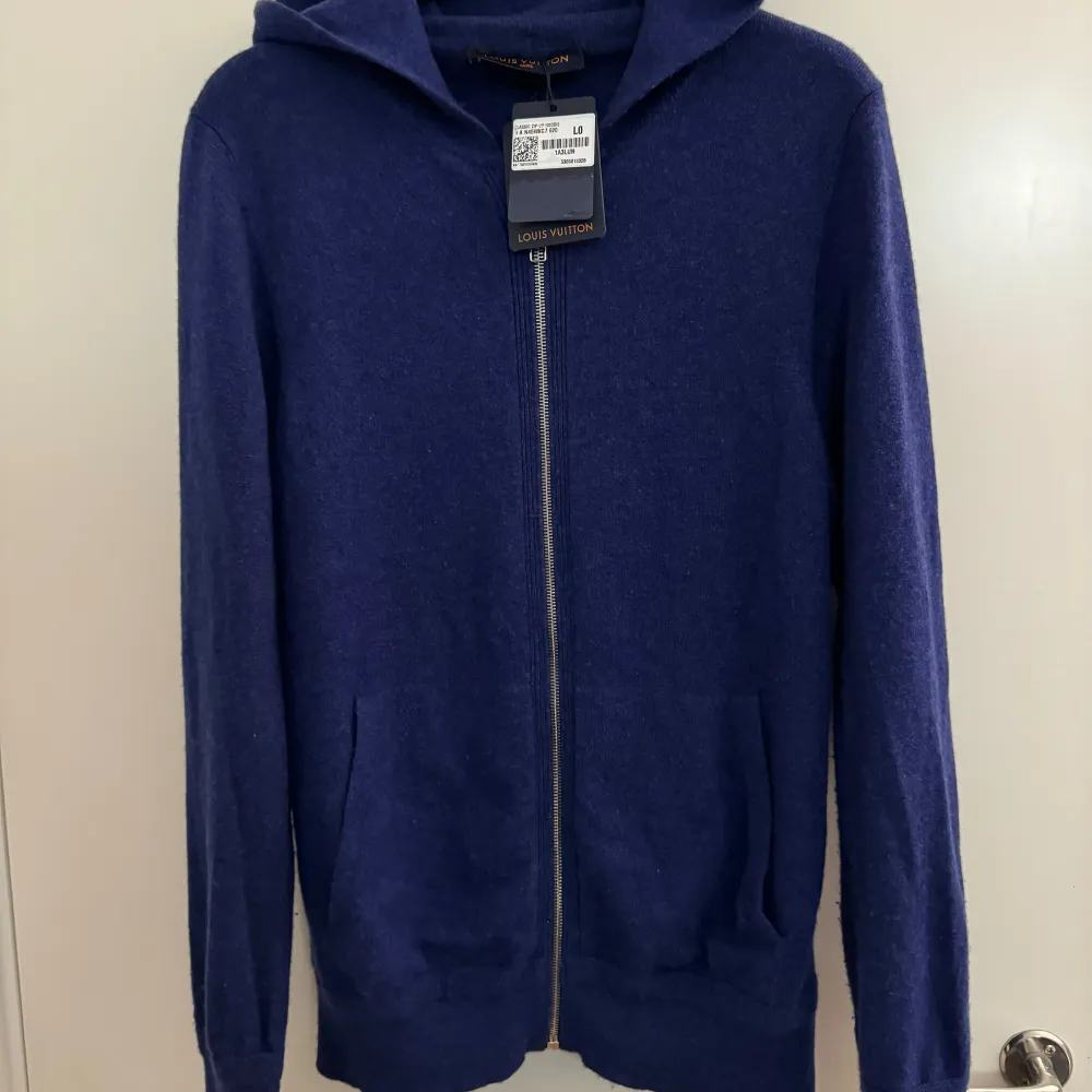 Louis Vuitton 100% Cashmere hoodie i storlek L. Nyare säsong, tags och sykitt medföljer. Väldigt fint skick.. Hoodies.