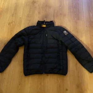 Parajumpers jacka - Har blivit för liten för mig storlek m junior men sitter som xs det finns hål och halva armen på ena sidan är ganska tom på dun bilder kan fixas