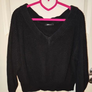 Svart stickad tröja från Gina Tricot - Mysig svart stickad tröja från Gina Tricot med v-ringning. Perfekt för kyliga dagar och passar till både jeans och kjol. Tröjan har långa ärmar och en skön passform. Ett måste i garderoben för höst och vinter!