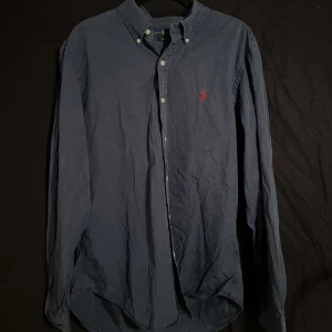 Ralph Lauren Skjorta - Tjena! Nu säljer vi denna feta skjorta från Ralph Lauren! Bara att höra av er vid minsta fundering!