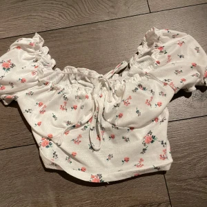 Blommig offshoulder topp - En sommrig topp med blommor 🌺 vet inte vart den är ifrån 