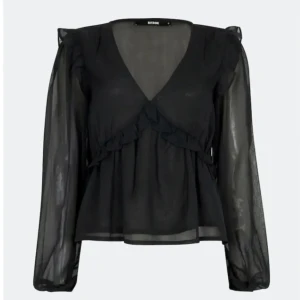 Blus från bikbok  - Blus från bikbok som jag tror är slutsåld , inga defekter alls då den knappt är använd 🩷