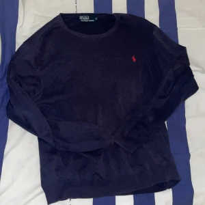 Mörkblå tröja från Polo Ralph Lauren - Säljer en snygg mörkblå tröja från Polo Ralph Lauren i helt okej skick. Den har en klassisk design med rund hals. Lite sliten i färgen men annars väldigt snygg ändå. pris kan diskuteras! Fler frågar kan ställas privat 