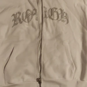 Vit hoodie black squad  - Oanvänd men 1/4 av priset