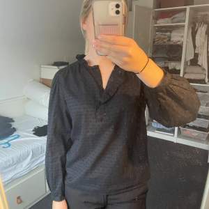 En svart blus från H&M, fint skick. Köpt för 199kr. Köparen står för frakt och jag står inte för postens slarv💕Skriv för fler bilder!!