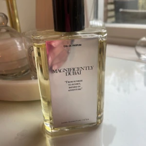 Magnificently Dubai Eau de Parfum - Jag söker Magnificently Dubaiparfymfrån zara om någon har en liknande som vill sälja den.