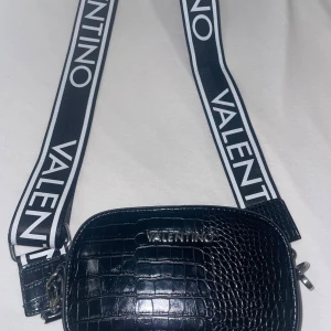 Äkta valentino väska köpt från zalando - Typ i nyskick, knappt använt. 