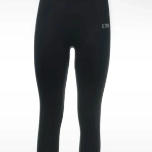 Svarta leggings från ICANIWILL - Säljer ett par svarta leggings från ICANIWILL i syntetmaterial. Perfekta för träning med en tight passform som ger bra stöd. De är designade i Sverige och tillverkade i Kina. Superbekväma och stilrena för alla träningspass! Nypris: 599kr. Knappt använda då de är för stora för mig