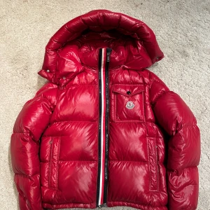 Moncler  - Moncler ”montebiliard” storlek 2/M. Fint skick inga hål etc. Pris 8599kr fler bilder går att ordna. 