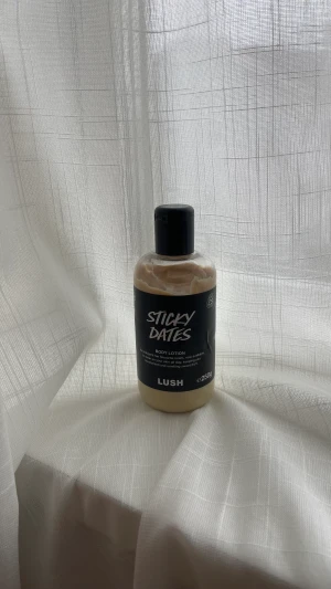 Lush sticky dates  - Nästan helt ny lush sticky dates lotion 250g. Testat men tycker inte om. Nypris 275kr 