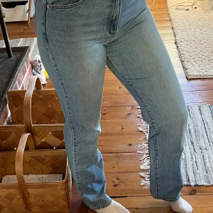 Jeans från Abrand - Jeans i modellen ”94 High straight från Abrand, i en blå tvätt som blivit ljusblå genom användning Storlek w27  Väldigt välanvända med slitningar i skrevet som har förstärkts med några sömmar men inget som drabbar funktion