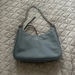 Fin väska - Michael kors väska, fick i present å vet ej om den är äkta, därav priset. Nyskick, ej använd🤍