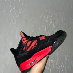 Jorden 4 red thunder  - Bra skick, riktigt bra kvalitet, kommer med box, storlek 43