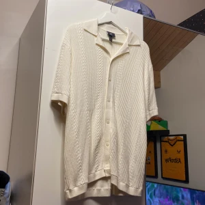 Skjorta  - H&M skjorta i nyskick, använd en handfull gånger. Snyggt mönster och sliter lite mer löst.