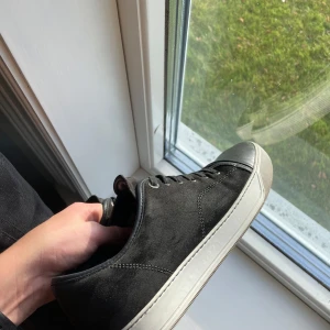 Svarta sneakers från Lanvin - Ett par lanvins i storlek 43 med mindre slitage men super fina annars. För mer bilder eller frågor skicka dm, MVH/Vincent