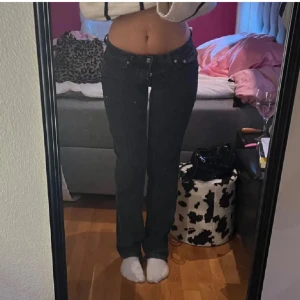 Låga jeans - Lågmidjade as snygga jeans i storlek xs men passar även s Perfekt låg midja Klicka på köp nu eller skriv om du undrar nått💗
