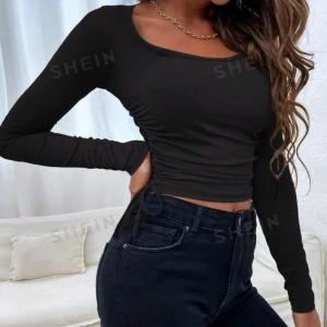 Tröja - Det är en jätte fin svart tröja med knytning på sidorna. Den är i mycket bra skick och har använts ungefär 2 gånger. Säljer för att det inte kändes som min stil. Det är storlek XS men det går att använd som S eftersom den är rätt så stretchig. Den går även att använda om man har storlek XXS för dens storlek är passande XXS även om den är XS. 