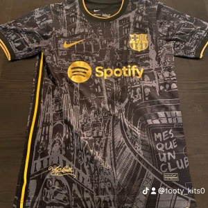 Svart fotbollströja från Nike - Säljer en svart fotbollströja från Nike med Barcelonas emblem och Spotify-logga i guld. Tröjan har ett unikt mönster med texten 'Mes Que Un Club' och UNHCR-logga på baksidan. Kortärmad och perfekt för fans! 🖤💛