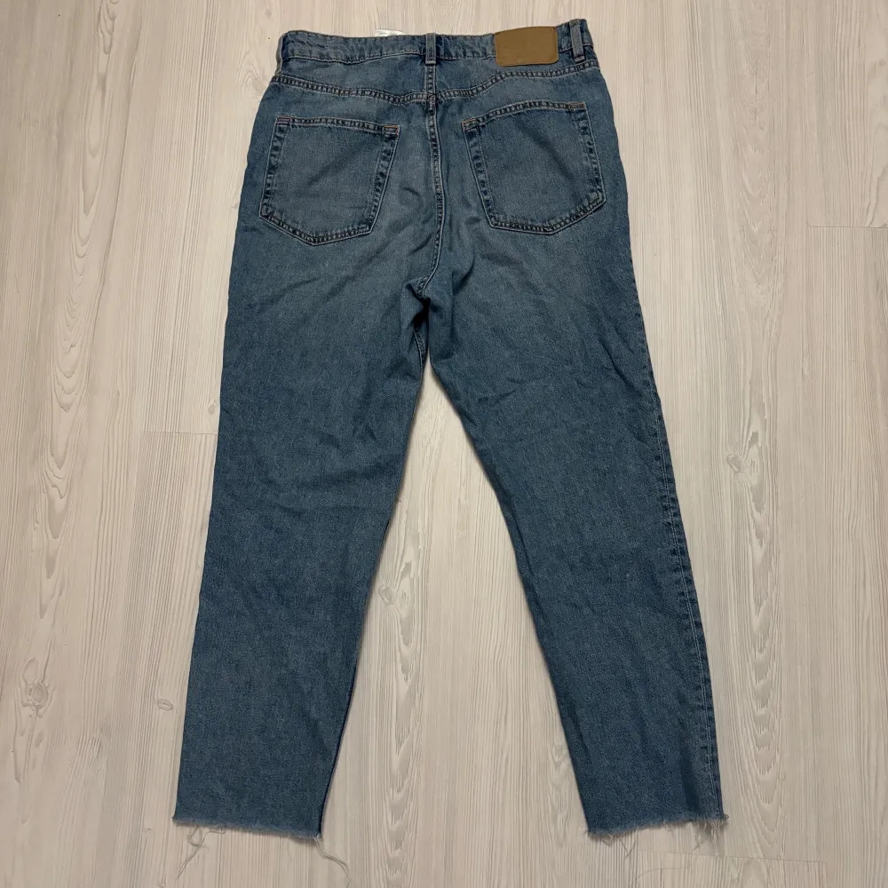 Säljer ett par blåa mom-jeans från HM i storlek EUR 42. De är perfekta för vardagsbruk. Jeansen har en traditionell femficksdesign och är i bra skick. Perfekta för både höst och vår!. Jeans & Byxor.