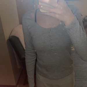 Grå långärmad tröja - Säljer denna långärmade tröja som inte kommer till användning🫶🏻