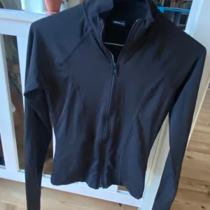 Träningskofta  - Soft zip jacket i ett mjukt och superskönt material från Gina i nyskick oandvänd 