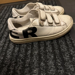 Moncler - Användarnamn Moncler barnskor.. i använt bra skick. Storlek 33