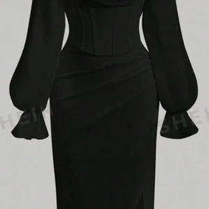 Svart långklänning från Shein - Elegant svart långklänning från Shein med långa puffärmar och en figurnära passform. Klänningen har en stilren design med en liten slits framtill, perfekt för festliga tillfällen. Materialet ser ut att vara mjukt och bekvämt.