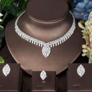 Glittrigt halsband och örhängen set - Säljer ett fantastiskt glittrigt smyckeset med ett halsband och matchande örhängen. Halsbandet har en vacker droppformad design med gnistrande stenar, perfekt för fest eller bal. Örhängena matchar med samma eleganta stil. Perfekt för att lysa upp vilken outfit som helst!