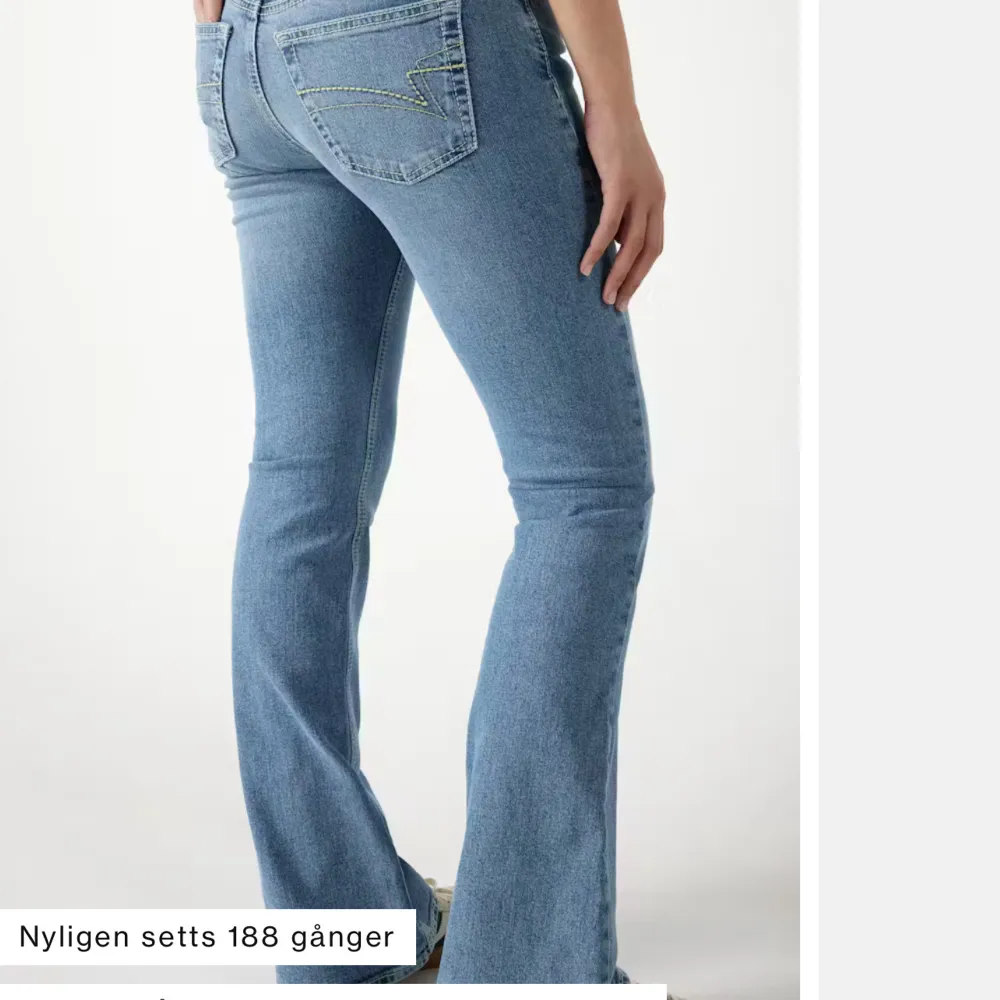 Snygga blå bootcut jeans. low waist köpt för 600 säljer för 500 då dem aldrig är använda endast testade.. Farkut & Housut.