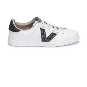 Victoria Tenis skor - Säljer dessa Victoria Tenis skor med mörkgrönt glitter, använda max tre gånger. Bara o skriva för egna bilder👍 Storlek 40 