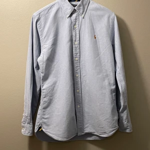 Ljus blå Ralph Lauren skjorta - Säljer en Ralph Lauren skjorta, ljus blå storlek m